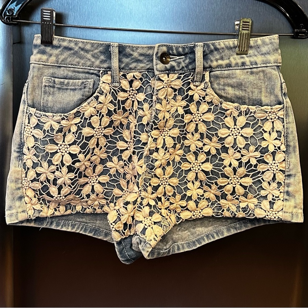 Roxy crochet floral with a pink hue overlay on acid wash denim jean shorts sz 3